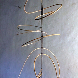 Mobile af brikvævet hør, afbarket pil og indvævet sten: Anne Folehave, baskets4life