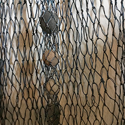 Net knyttet af fiskegarn og hør, med strandsten: Anne Folehave, baskets4life